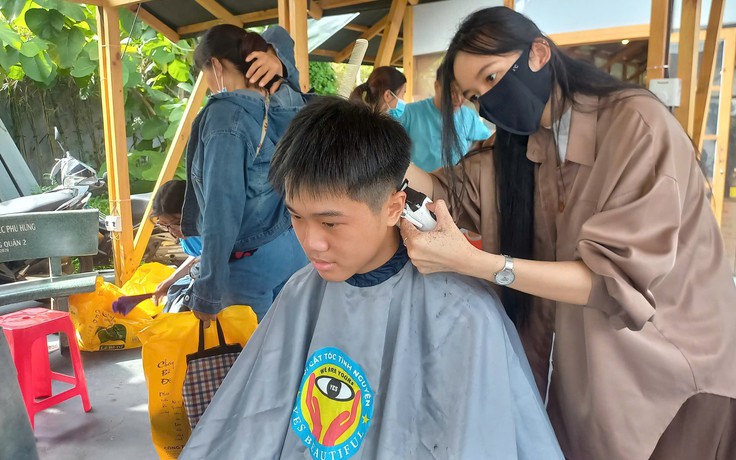 Phiên chợ bình ổn giá có gì mà thu hút nhiều thanh niên công nhân?