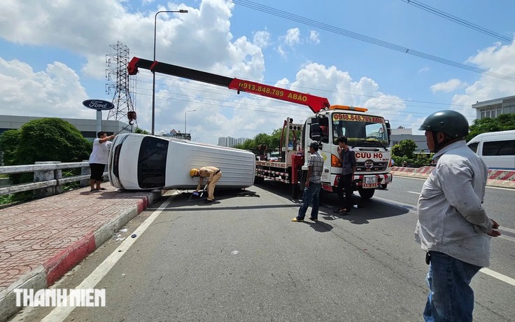 Lật ô tô trên cầu An Lạc, TP.HCM: Tài xế bất ngờ nhảy xuống kênh