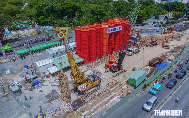 Toàn cảnh TP.HCM thi công ga ngầm metro số 2 trước công viên Lê Thị Riêng