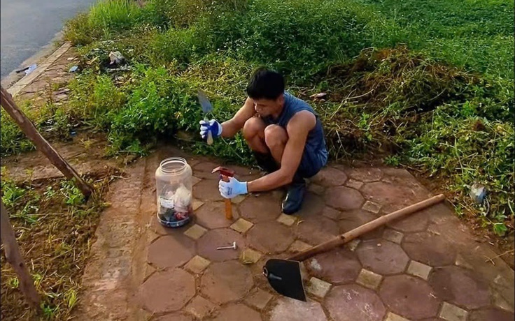 Chàng trai ngày nào cũng mang cuốc, xẻng ra đường làm điều không ai ngờ đến