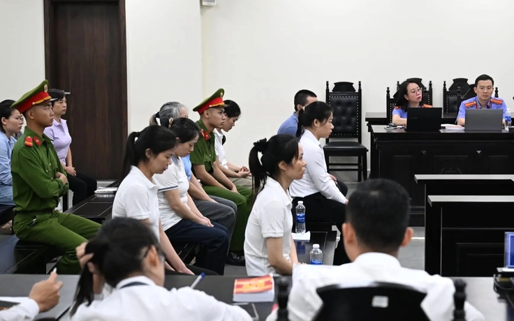Vợ 'ông trùm' báo ốm, tòa hoãn xử và sẽ tới bệnh viện để xác minh