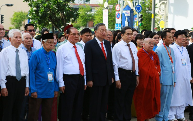 Tổng Bí thư, Chủ tịch nước Tô Lâm dâng hoa tưởng nhớ Chủ tịch Hồ Chí Minh