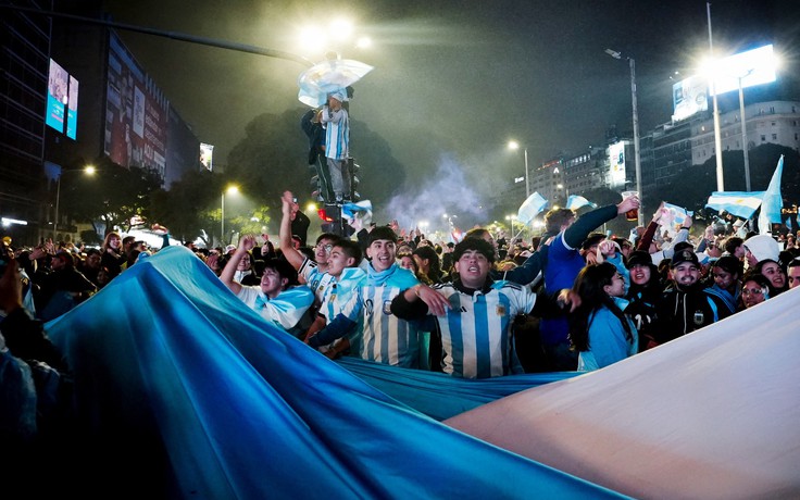 CĐV Argentina ném đá vào cảnh sát sau thất bại ở chung kết World Cup 2026
