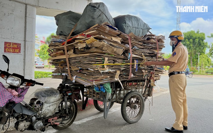 Không chỉ kiểm tra trên đường, CSGT TP.HCM đến tận nơi rà soát xe tự chế