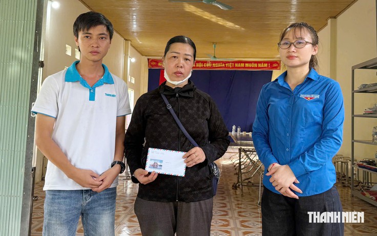 Báo Thanh Niên trao tiền bạn đọc ủng hộ các gia đình gặp nạn trong lũ quét tại Lai Châu