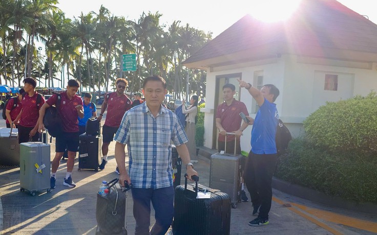 Trưởng đoàn mát tay Trần Anh Tú cùng đội tuyển Việt Nam đến Thái Lan an toàn, sẵn sàng đấu Timor Leste