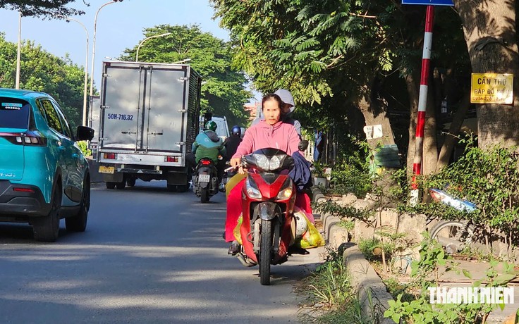 Sửa cầu Ông Lớn, xe máy nối đuôi nhau chạy ngược chiều trên đường Nguyễn Văn Linh
