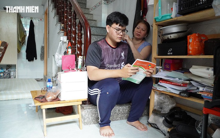 Nghẹn lòng cậu học trò ở trọ dưới cầu thang cùng người mẹ bệnh tật