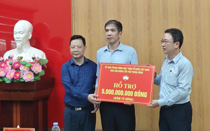 Mặt trận Tổ quốc Việt Nam trao 5 tỉ đồng hỗ trợ tỉnh Lai Châu