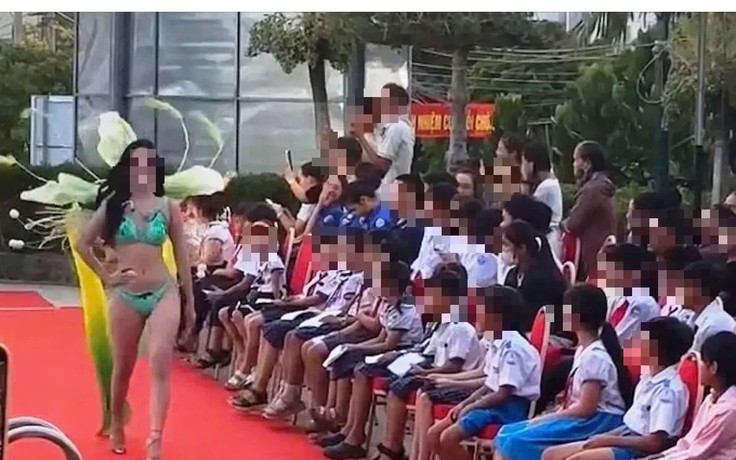 Tranh cãi vụ thí sinh hoa hậu biểu diễn áo tắm trước học sinh nhỏ tuổi
