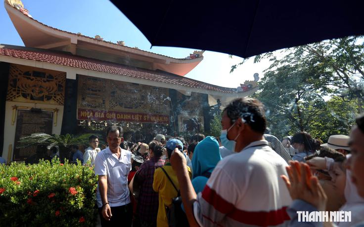 Những mâm cơm, nén hương tri ân liệt sĩ tại công viên Lê Thị Riêng