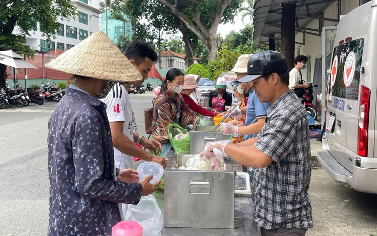 Những suất cơm trao gửi yêu thương