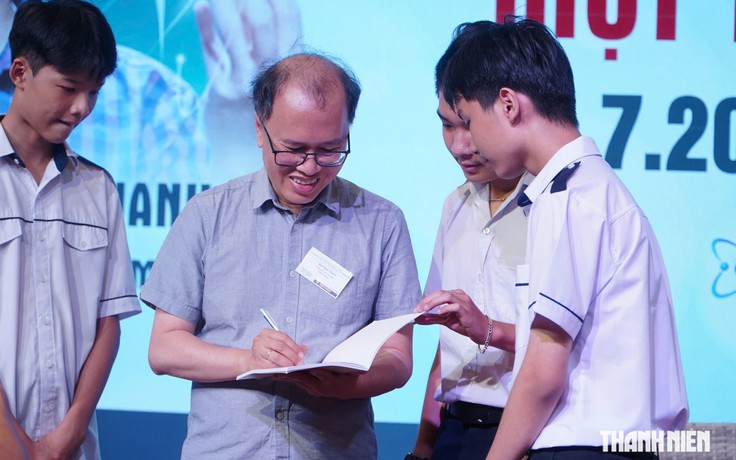 GS Đàm Thanh Sơn nói chuyện về vật lý lượng tử với học sinh ở Gia Lai