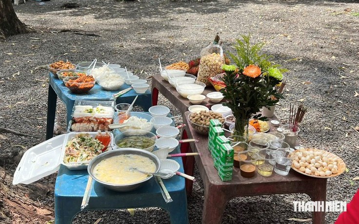 Những mâm cơm tri ân giữa Công viên Lê Thị Riêng