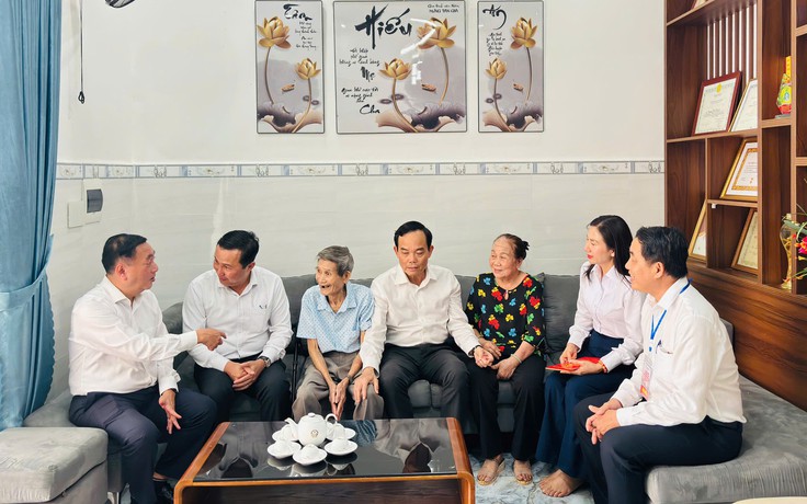 Bí thư Thành ủy TP.HCM Trần Lưu Quang thăm, tặng quà cho cựu tù Côn Đảo