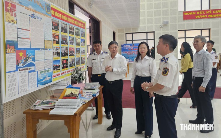 Trưởng ban Tuyên giáo và Dân vận TP.HCM thăm, tặng quà lực lượng vũ trang Côn Đảo