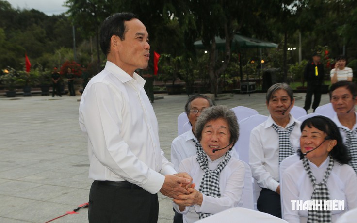 Bí thư Thành ủy TP.HCM Trần Lưu Quang thắp nến tri ân ở Nghĩa trang Hàng Dương