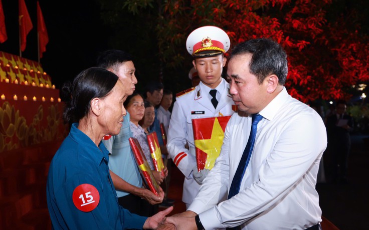 Mỗi ngọn nến tri ân nhắc nhở thế hệ trẻ về trách nhiệm tiếp bước cha anh