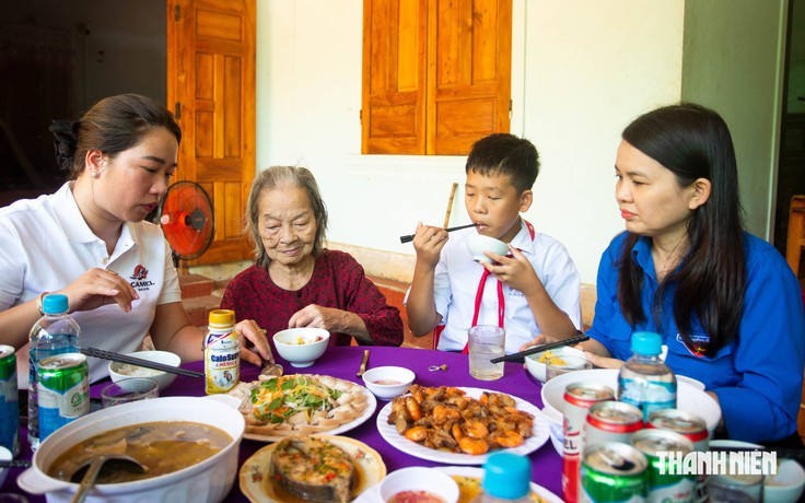 Ăn cơm cùng Mẹ Việt Nam anh hùng, xây nhà cho người có công với cách mạng