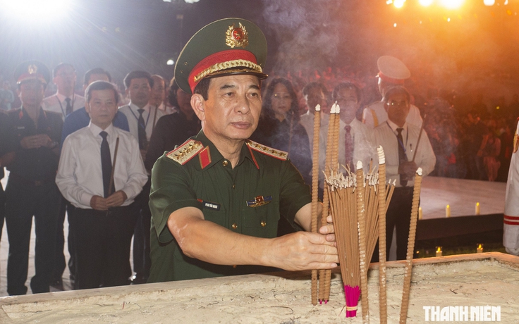 Đại tướng Phan Văn Giang dâng hương tại Nghĩa trang liệt sĩ quốc gia Đường 9