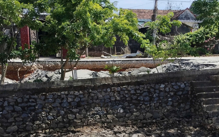 Đường liên xã ở Quảng Trị sụt lún dài 50 m, cấm phương tiện lưu thông