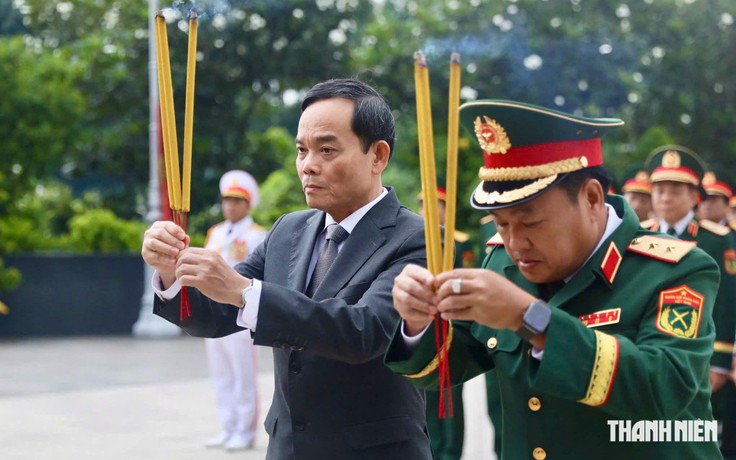 Bí thư Thành ủy TP.HCM Trần Lưu Quang dâng hương tri ân các anh hùng liệt sĩ