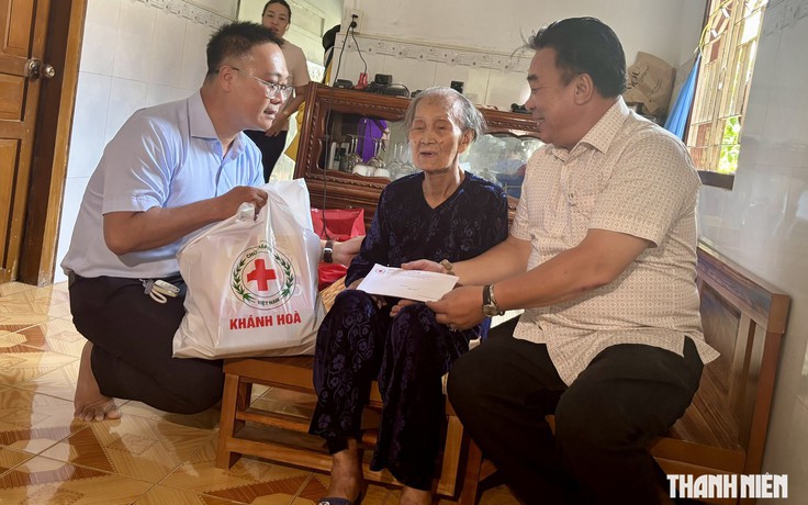 Hội Nhà báo và Hội Chữ thập đỏ tỉnh Khánh Hòa tặng quà gia đình chính sách