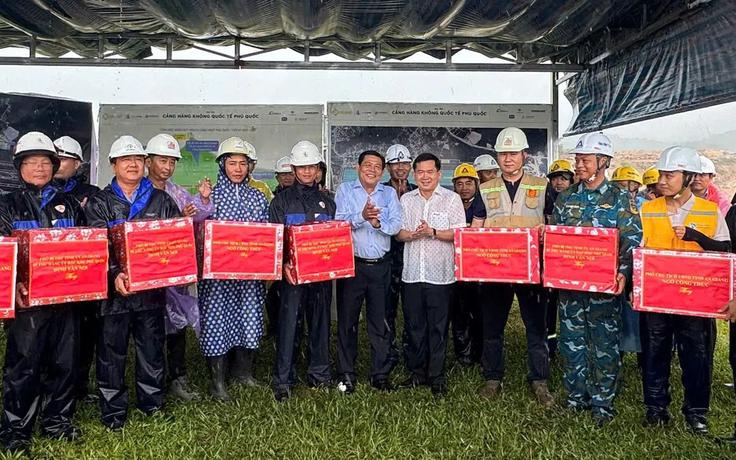 Ông Đinh Văn Nơi tặng quà động viên công nhân thi công sân bay Phú Quốc