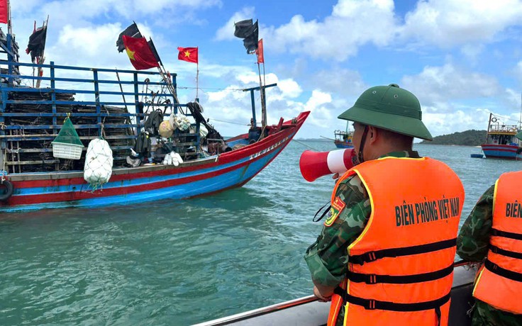 Tàu du lịch tạm dừng hoạt động trên vịnh Hạ Long để tránh bão