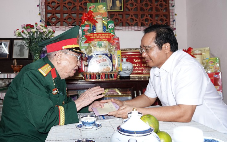 TP.HCM tặng quà người có công, hộ nghèo trong tháng 7.2026