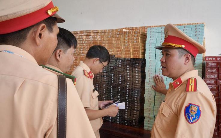 CSGT thành phố Huế phát hiện xe khách chở hơn 27.000 bao thuốc lá lậu