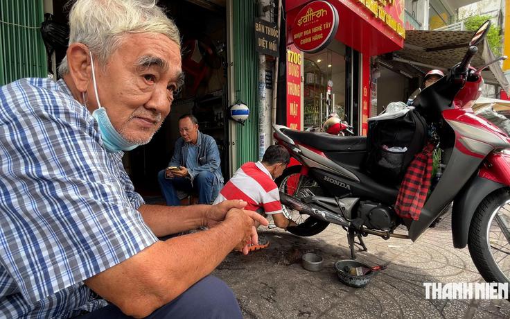 Tiệm vá xe gần 80 năm giữa trung tâm TP.HCM, khách nói miếng vá 'có bùa'