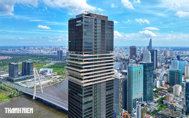 8 giờ tối nay, tòa tháp Saigon Marina IFC rực sáng dịp 250 năm quốc khánh Mỹ
