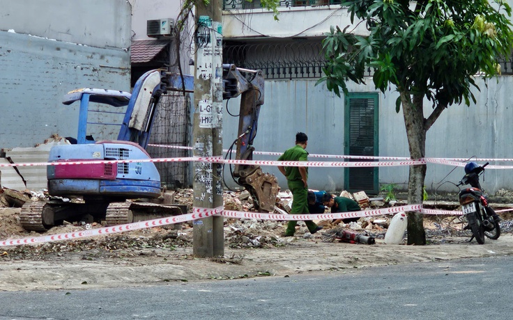 TP.HCM: Phát hiện đầu đạn 105 ly khi đang đào móng nhà