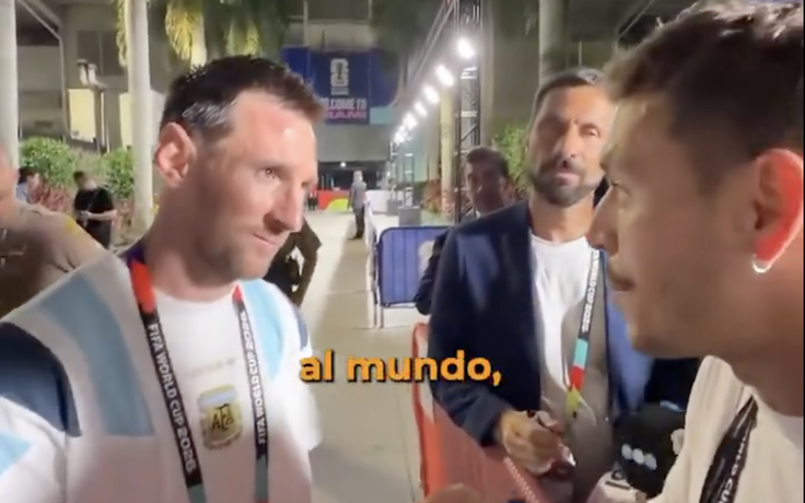 Khoảnh khắc Messi nhận quà đặc biệt từ CĐV gây sốt, ‘lòng biết ơn và sự khiêm nhường’