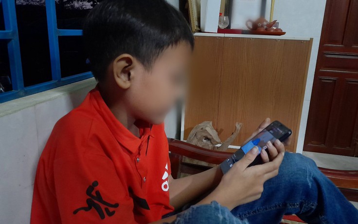 Con 'nghiện' điện thoại hay người lớn không nêu gương?