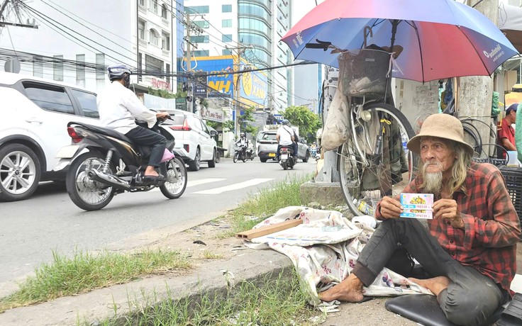 Cụ ông 86 tuổi đạp xe bán vé số, chỉ mong còn sức lo cho vợ bệnh