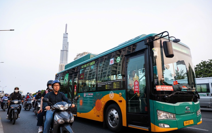 Toàn bộ taxi, xe buýt ở TP.HCM phải dùng năng lượng sạch năm 2030