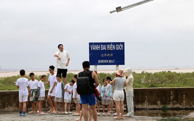 Du khách tha hồ xuống biển Trà Cổ nhặt ốc điếu sau bão