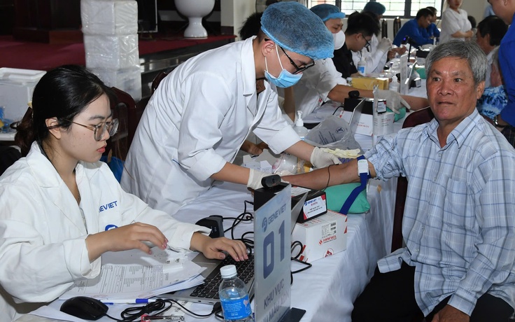 Lấy mẫu ADN 2 em trai liệt sĩ Huỳnh Văn Quên ở công viên Lê Thị Riêng