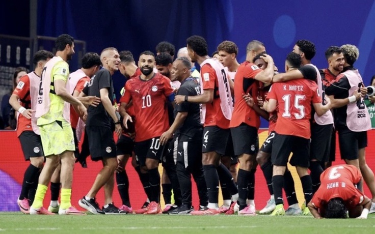 Tổng thống Ai Cập vỗ về đội nhà vì thua ngược Argentina, Zico tố trọng tài bất công