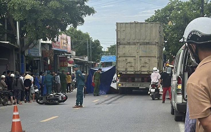 Va chạm giữa 2 xe máy và xe đầu kéo, người phụ nữ tử vong tại chỗ