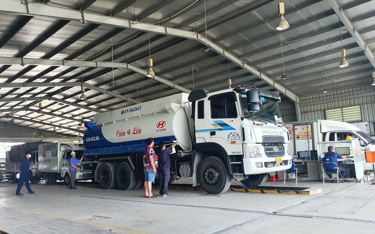 Xe lắp biển số sai chỗ, thiếu búa thoát hiểm... có nguy cơ trượt đăng kiểm