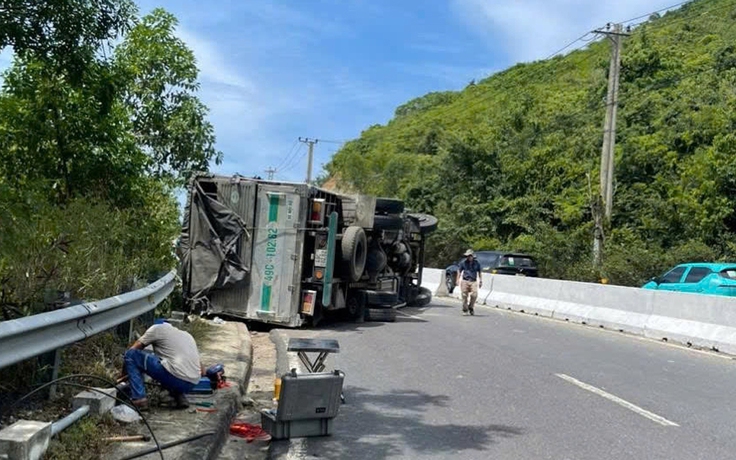 Lật xe tải, đường nối Nha Trang với sân bay Cam Ranh ùn tắc nghiêm trọng