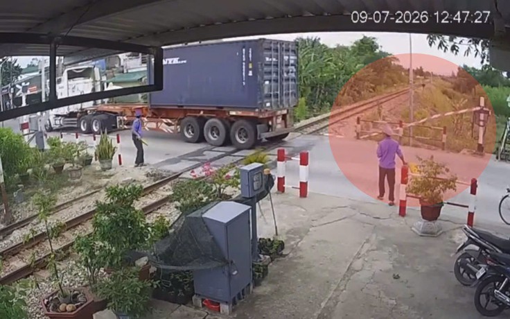 Xe đầu kéo tông gãy chắn ngang đường sắt, tài xế bị giữ bằng lái