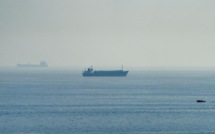Iran cáo buộc Mỹ leo thang, 2 tàu dầu bị không kích gần eo biển Hormuz