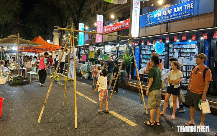 Đường sách TP.HCM rộn ràng trải nghiệm văn hóa dân gian