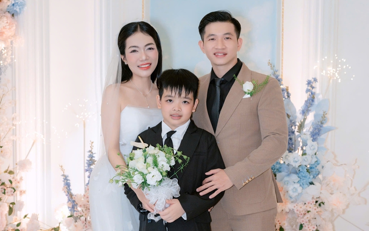 Cô gái lưu số chàng shipper là 'giao hàng tiết kiệm', 10 năm sau thành vợ chồng