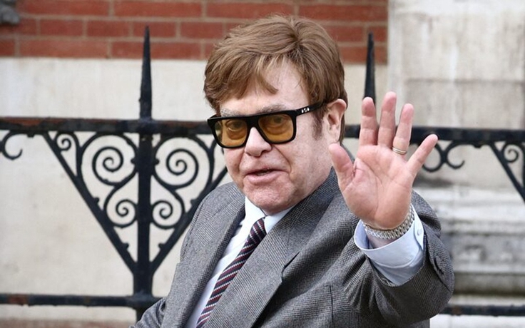 Elton John ủng hộ con trai cả Beckham trong 'cuộc chiến' gia đình?