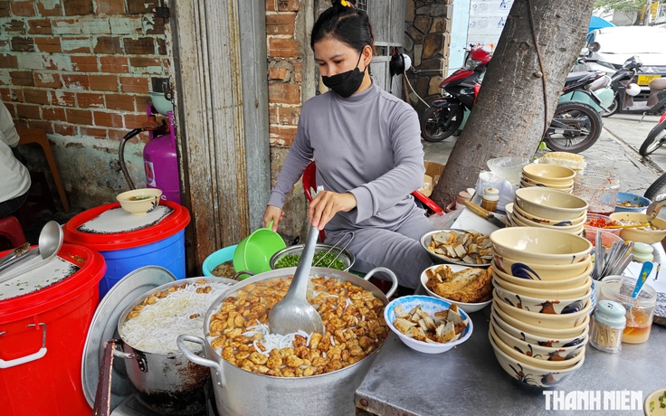 Quán bánh canh 'cứu đói' 38 năm ở Nha Trang, nay vẫn chỉ 8.000 đồng/tô